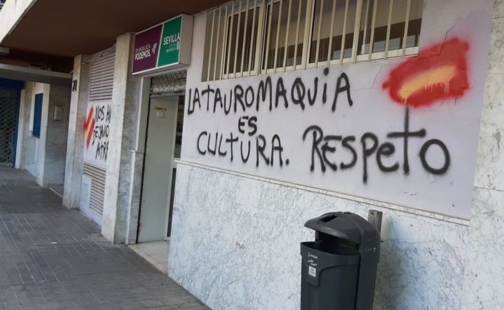 Los grupos taurinos atacan la sede de Podemos en Andalucía en plena campaña de acoso diario a sus dirigentes