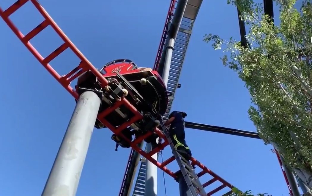 Pánico en el Parque de Atracciones de Madrid: 10 personas quedan atrapadas en 'La Tarántula' durante horas