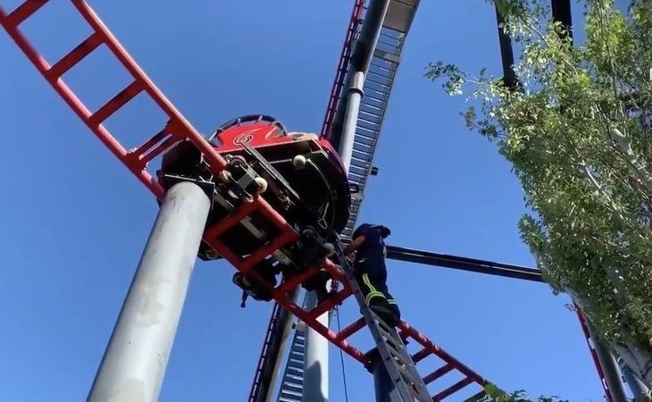 Pánico en el Parque de Atracciones de Madrid: 10 personas quedan atrapadas en 'La Tarántula' durante horas