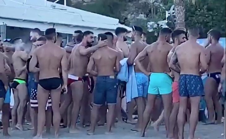 Aglomeraciones sin mascarillas: las redes se llenan de críticas por esta fiesta en un chiringuito de Torremolinos