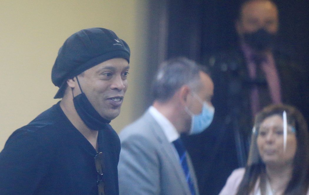 Ronaldinho queda en libertad tras pasar cinco meses encarcelado, la mayor parte en un hotel de cuatro estrellas