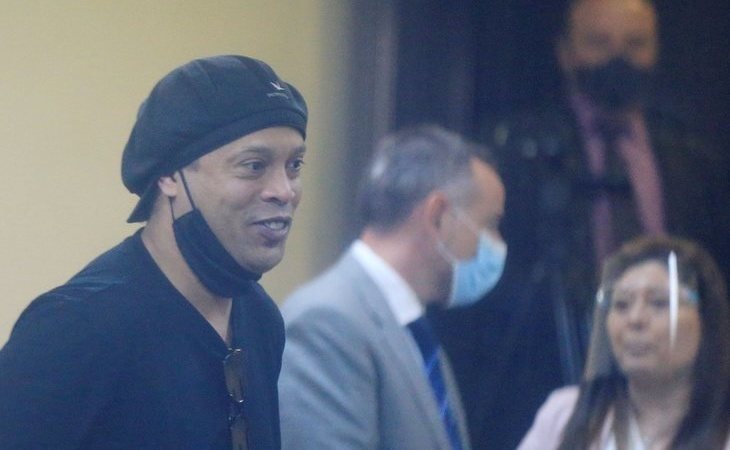 Ronaldinho queda en libertad tras pasar cinco meses encarcelado, la mayor parte en un hotel de cuatro estrellas