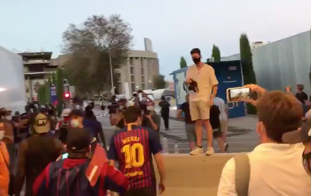 Los aficionados del Barça asaltan el Camp Nou al grito de "Bartomeu, dimisión" en mitad de la salida de Messi