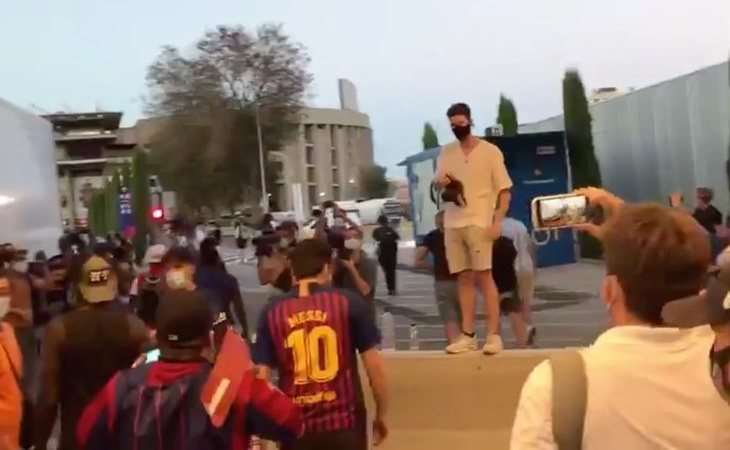 Los aficionados del Barça asaltan el Camp Nou al grito de "Bartomeu, dimisión" en mitad de la salida de Messi
