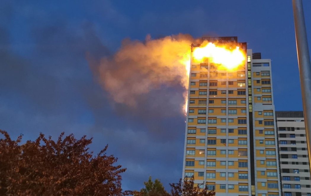 Un gran incendio devora parte de una torre en Madrid