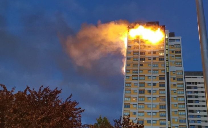 Un gran incendio devora parte de una torre en Madrid