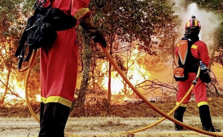 Los incendios en Galicia arrasan más de 8.000 hectáreas y amenazan zonas habitadas