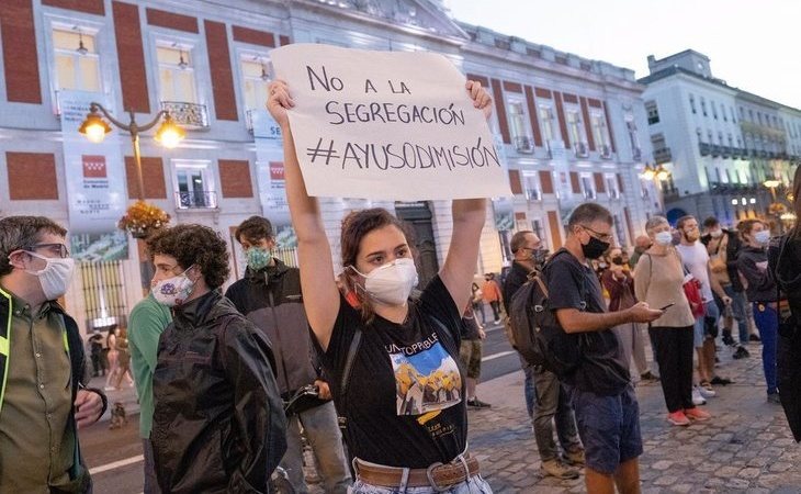 Concentraciones en la Puerta del Sol pidiendo la dimisión de Ayuso tras anunciar las nuevas restricciones de Madrid