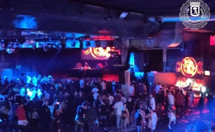 Desalojan un concierto con 300 personas en La Riviera de Madrid, sin mascarillas ni distancias