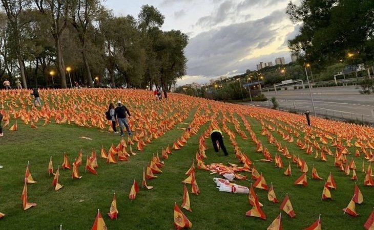 Una organización vinculada a VOX coloca 53.000 banderas de España en alusión a los muertos por coronavirus