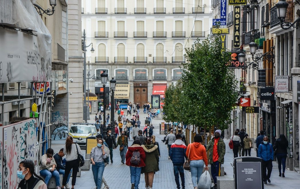 Madrid enfrenta el primer día laborable con nuevas restricciones: menos tráfico pero pocos controles