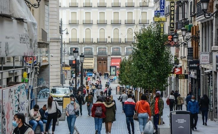 Madrid enfrenta el primer día laborable con nuevas restricciones: menos tráfico pero pocos controles