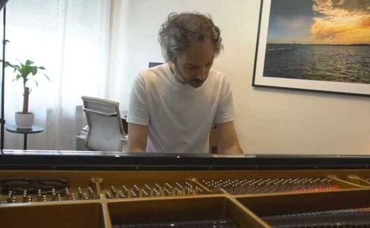 James Rhodes interpreta al piano el 'Himno de la Alegría' antes de la presentación del Plan de Recuperación del Gobierno