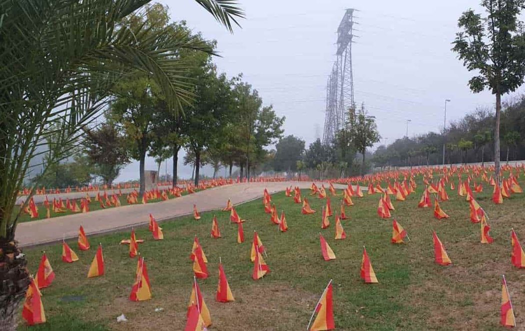 Sevilla amanece con 53.000 banderas de España junto al Guadalquivir en memoria de las víctimas del coronavirus