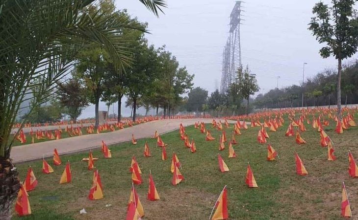 Sevilla amanece con 53.000 banderas de España junto al Guadalquivir en memoria de las víctimas del coronavirus