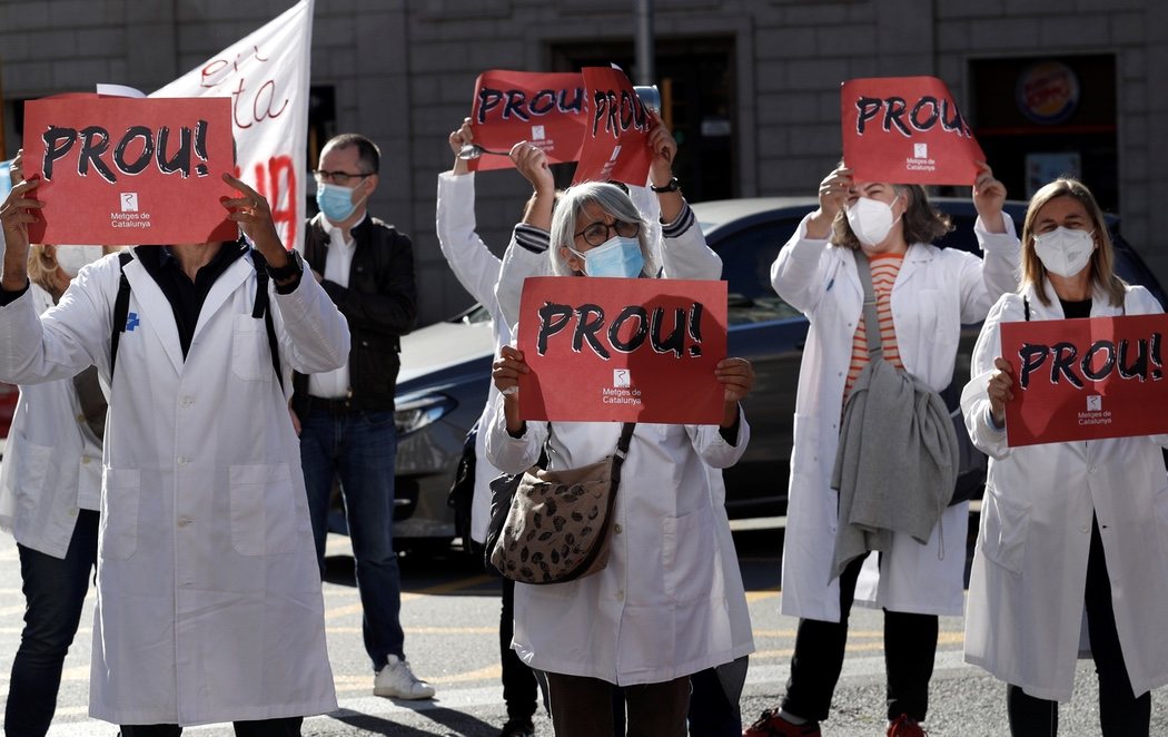 Los médicos de primaria realizan su primer día de protestas ante la sede de Salut contra sus condiciones precarias