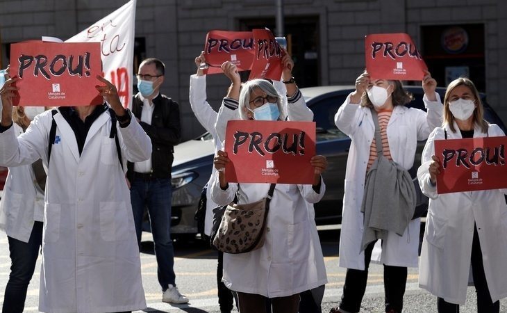 Los médicos de primaria realizan su primer día de protestas ante la sede de Salut contra sus condiciones precarias