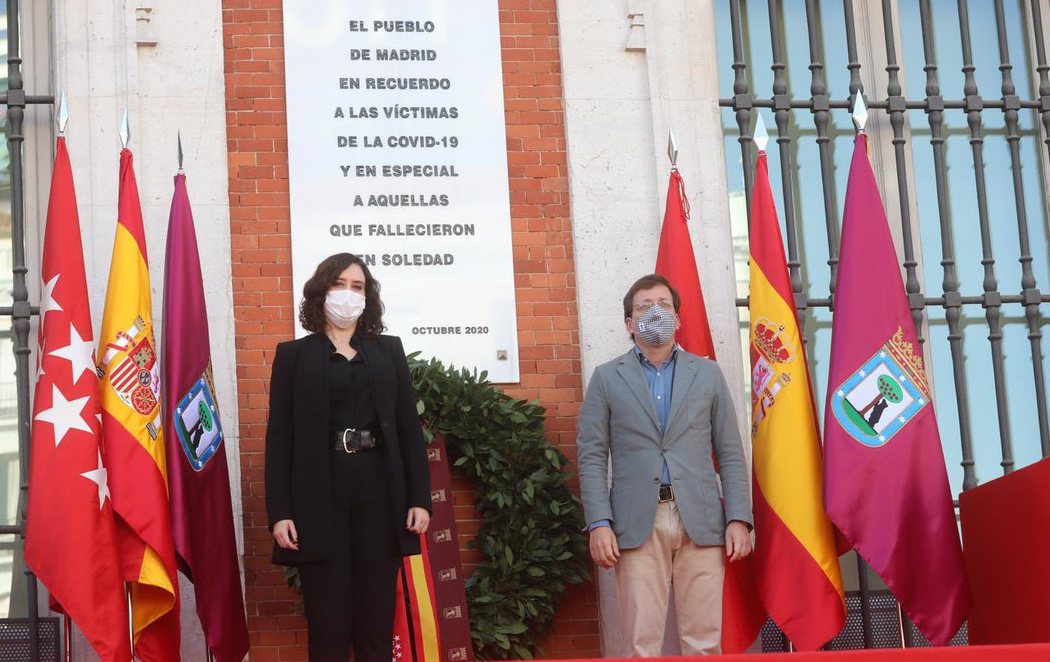 Madrid rinde homenaje a las víctimas de la Covid-19 con una placa en su memoria en la Puerta del Sol