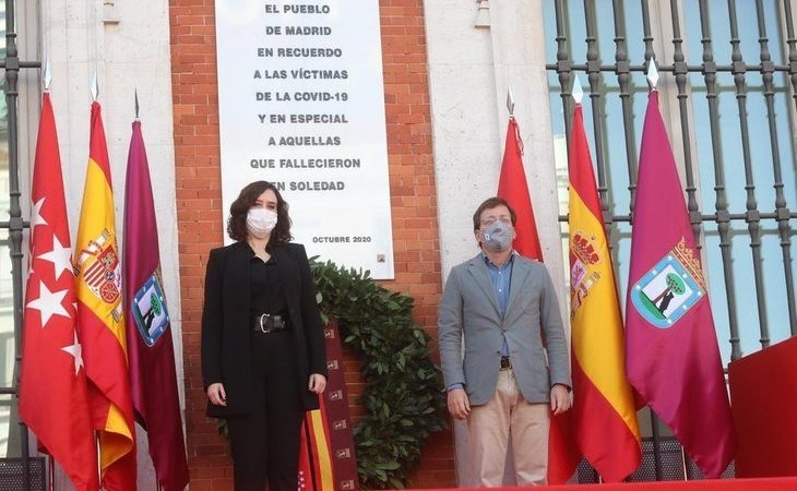 Madrid rinde homenaje a las víctimas de la Covid-19 con una placa en su memoria en la Puerta del Sol