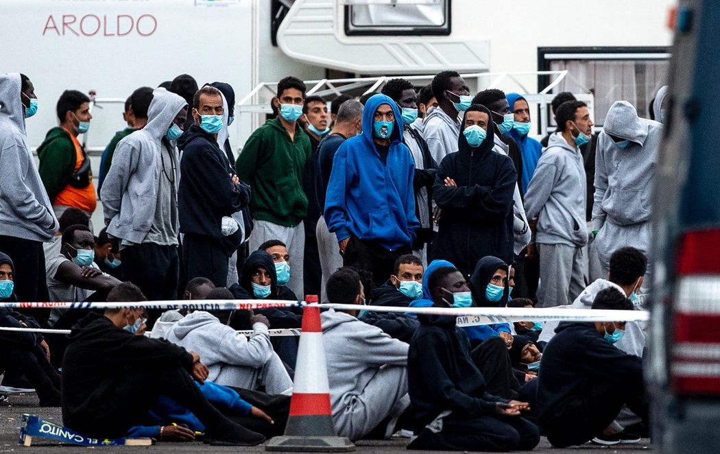 1.300 personas migrantes, sometidas a condiciones de hacinamiento en la primera noche sin rescates en Arguineguín, Canarias