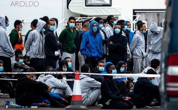 1.300 personas migrantes, sometidas a condiciones de hacinamiento en la primera noche sin rescates en Arguineguín, Canarias