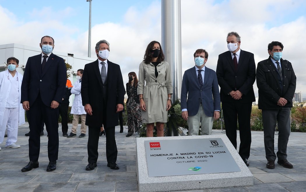 Organizan un homenaje a las víctimas del coronavirus en Madrid con una bandera de España de 75 metros cuadrados