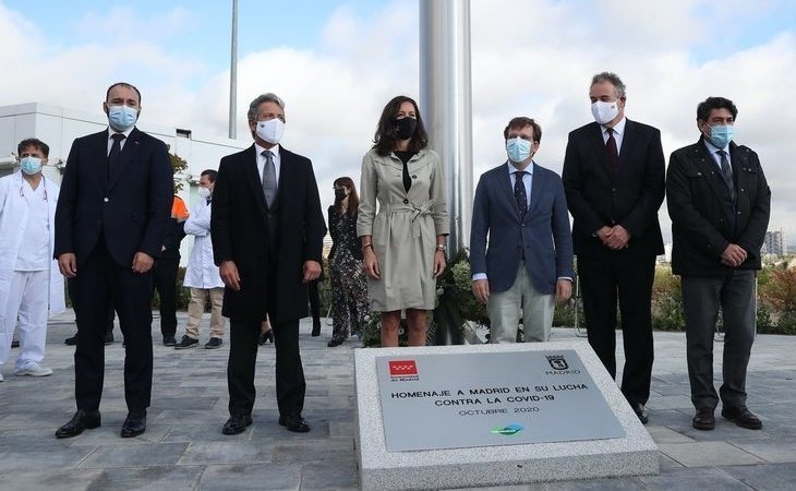 Organizan un homenaje a las víctimas del coronavirus en Madrid con una bandera de España de 75 metros cuadrados