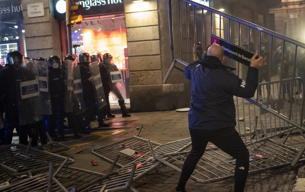 Graves disturbios en Barcelona contra las restricciones por el coronavirus