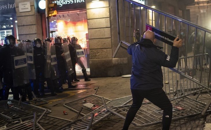 Graves disturbios en Barcelona contra las restricciones por el coronavirus