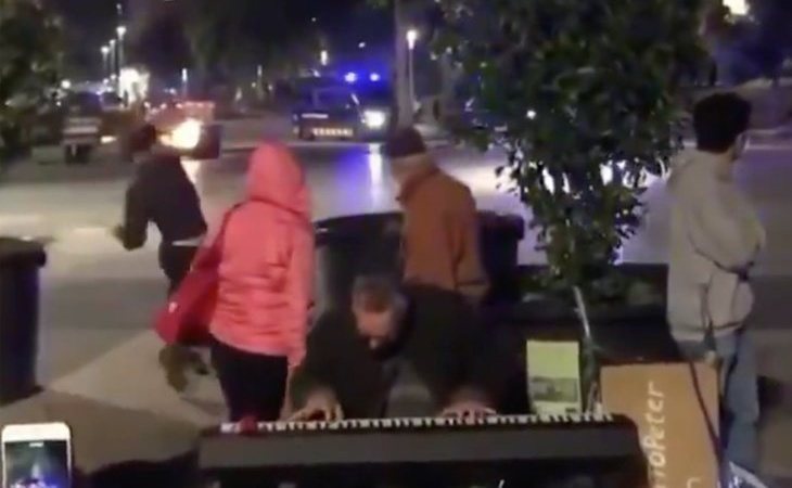 El vídeo viral del hombre tocando el piano durante los disturbios de Barcelona