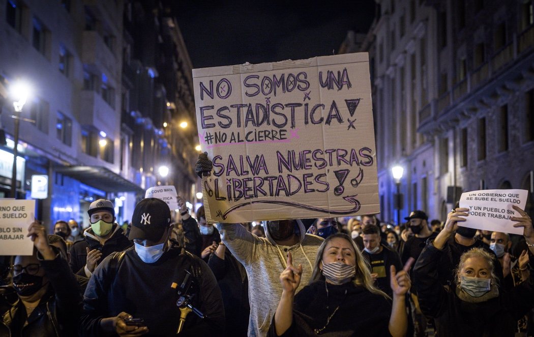 Un centenar de personas se manifiesta en Barcelona contra las restricciones del coronavirus