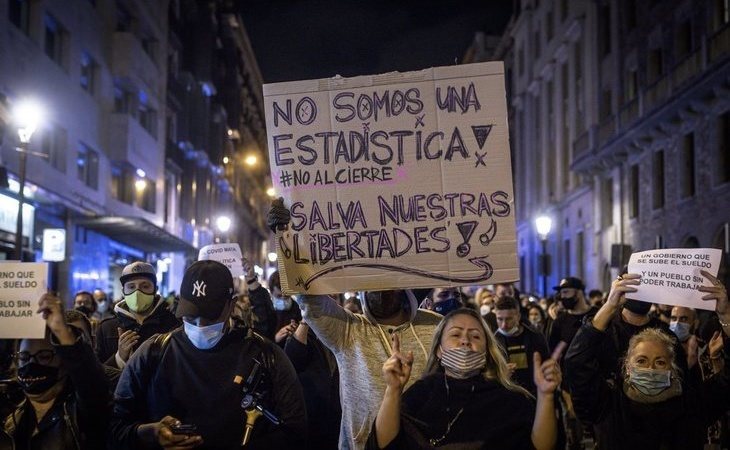 Un centenar de personas se manifiesta en Barcelona contra las restricciones del coronavirus