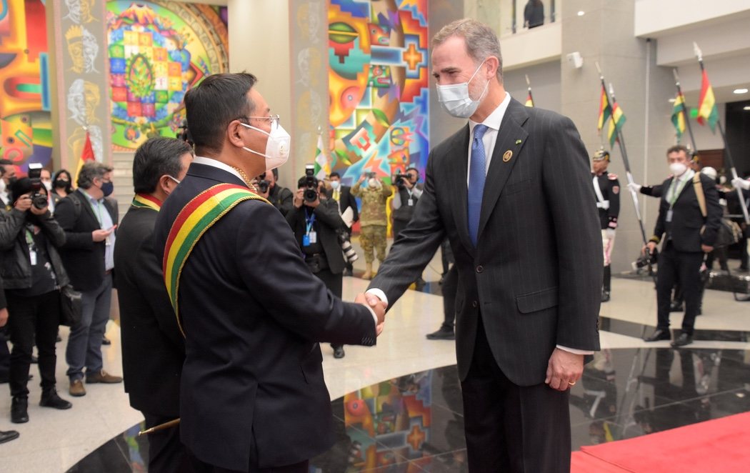 Felipe VI y Pablo Iglesias viajan juntos a la toma de posesión del presidente boliviano