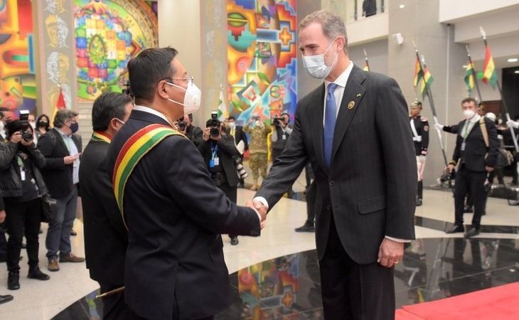 Felipe VI y Pablo Iglesias viajan juntos a la toma de posesión del presidente boliviano