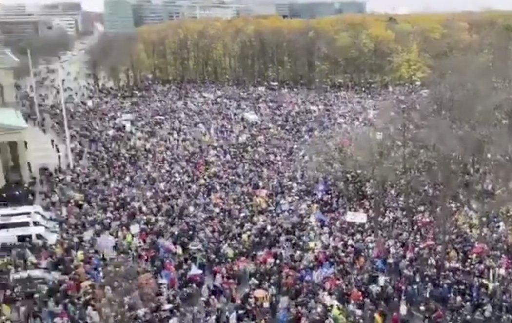 Multitudinaria concentración en Berlín contra las restricciones por el coronavirus apoyada por la ultraderecha