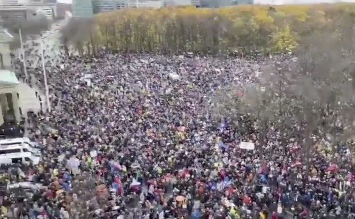 Multitudinaria concentración en Berlín contra las restricciones por el coronavirus apoyada por la ultraderecha