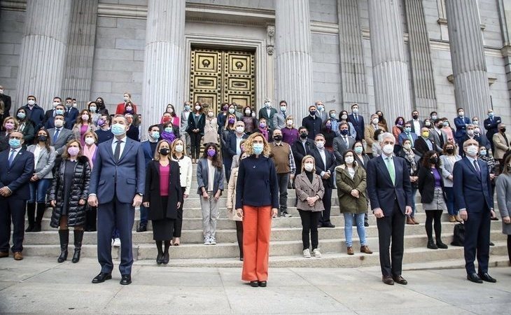 VOX se salta del minuto de silencio por las mujeres asesinadas por la violencia machista y niega esta lacra en el Congreso