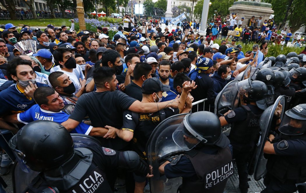 El multitudinario velatorio para despedir a Maradona en Argentina deja varios detenidos y heridos