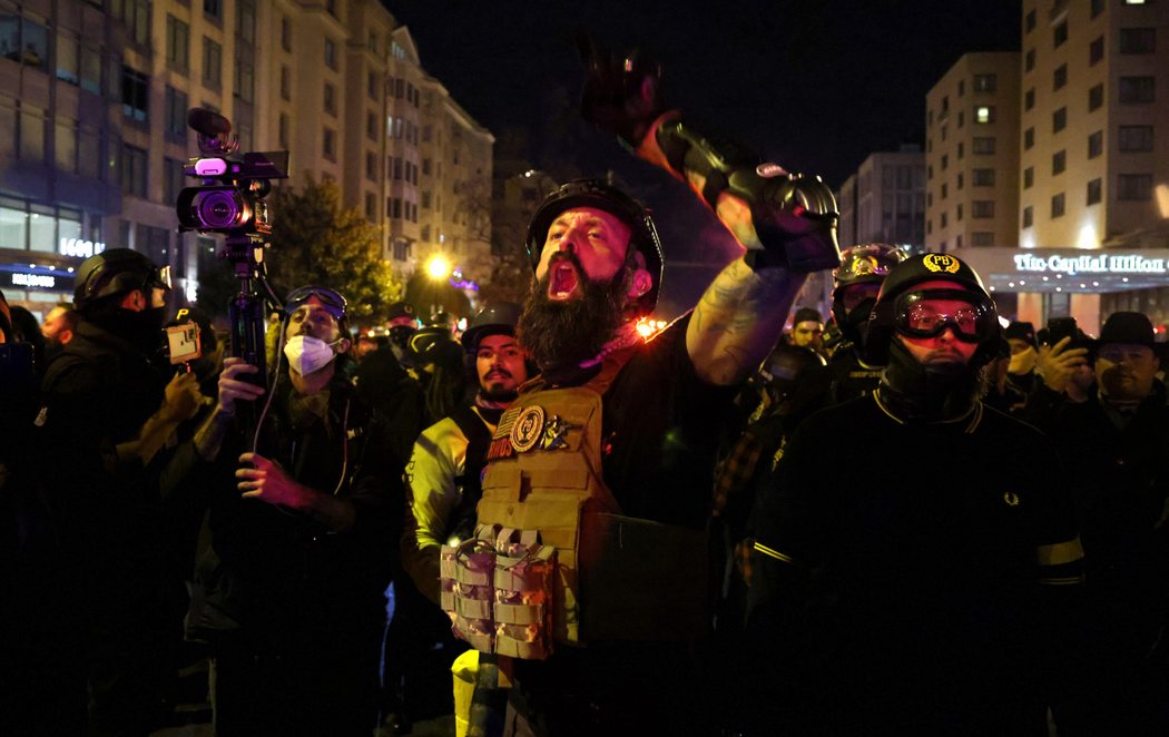 Batalla campal en las manifestaciones de EEUU entre grupos de extrema derecha apoyando a Trump y antifascistas