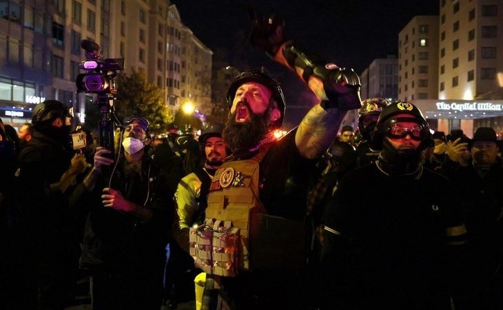 Batalla campal en las manifestaciones de EEUU entre grupos de extrema derecha apoyando a Trump y antifascistas