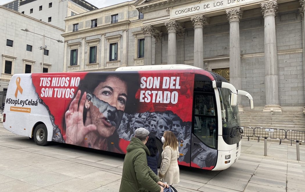 Los ultras de Hazte Oír lanzan un autobús contra la Ley Celaá: un montaje de la ministra con el bigote de Hitler