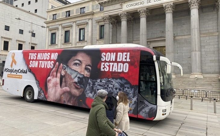 Los ultras de Hazte Oír lanzan un autobús contra la Ley Celaá: un montaje de la ministra con el bigote de Hitler