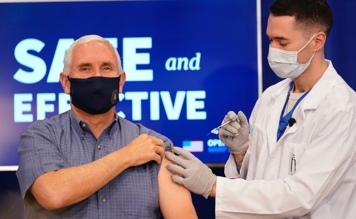 El vicepresidente de EEUU, Mike Pence, se vacuna contra el coronavirus