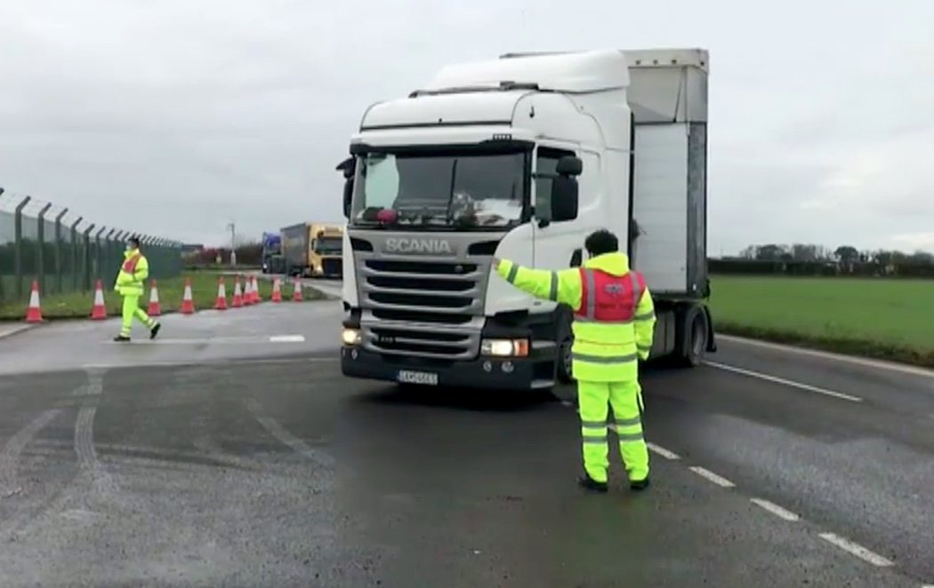 Francia reabre su frontera con el Reino Unido tras los primeros enfrentamientos después de días de bloqueos en carreteras