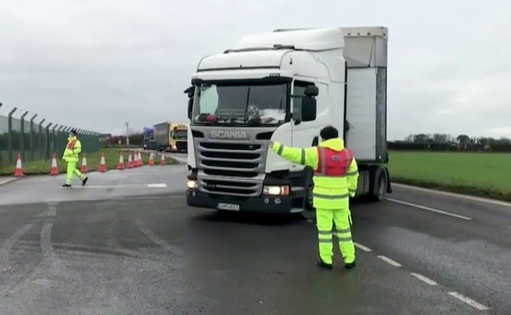 Francia reabre su frontera con el Reino Unido tras los primeros enfrentamientos después de días de bloqueos en carreteras