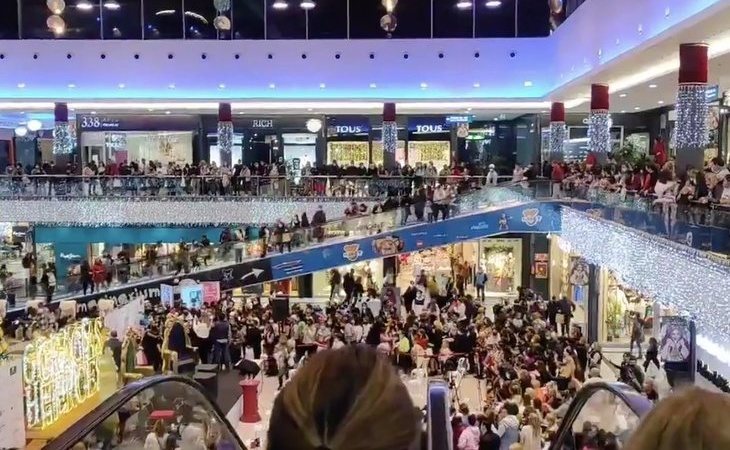 Desalojan un centro comercial de Marbella por aglomeraciones para ver a Kiko Rivera y Omar Montes como Reyes Magos