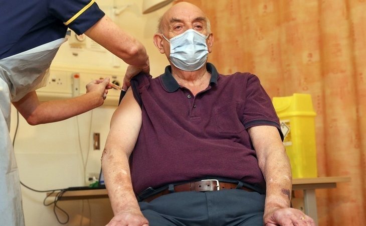 Brian Pinker, de 82 años, el primer paciente que recibe la vacuna de Oxford y AstraZeneca