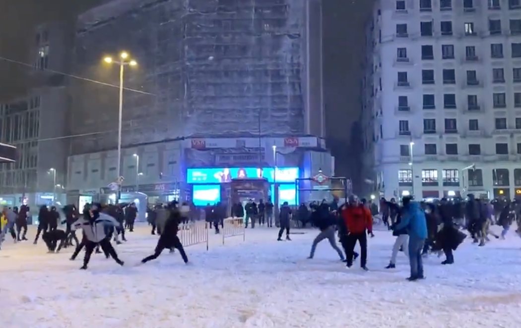 Irresponsabilidad en Madrid: Aglomeraciones en una guerra de bolas de nieve en Callao y rave en Sol sin cumplir las medidas por el coronavirus