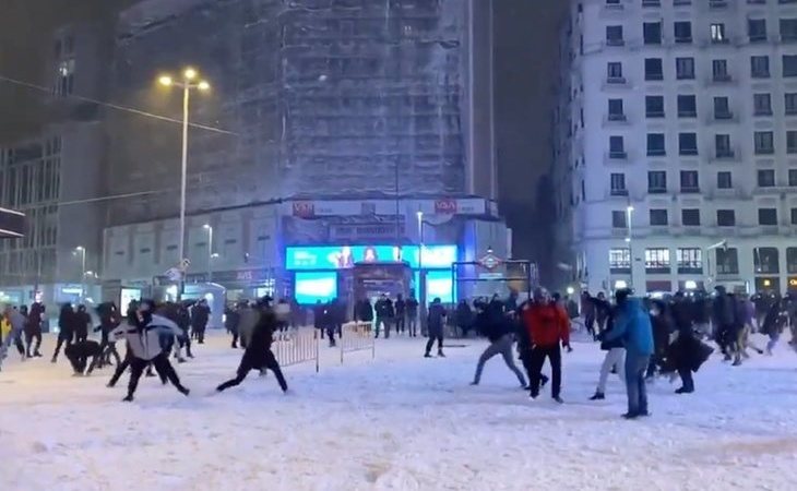 Irresponsabilidad en Madrid: Aglomeraciones en una guerra de bolas de nieve en Callao y rave en Sol sin cumplir las medidas por el coronavirus