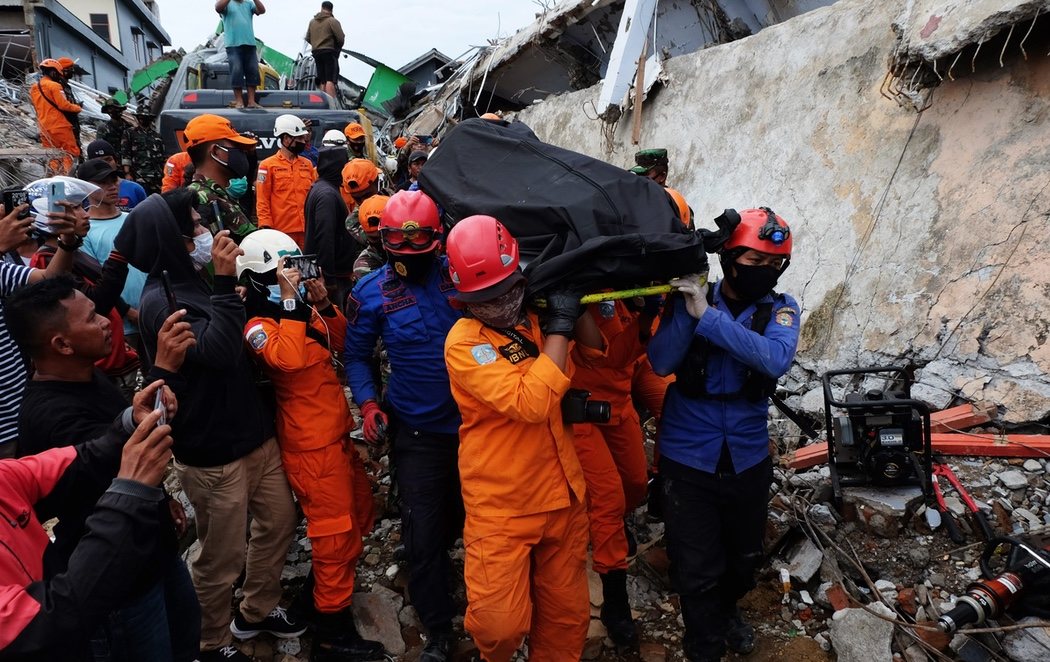 Ascienden a 45 los fallecidos en el terremoto de la isla indonesia de Célebes mientras continúa la búsqueda de cadáveres